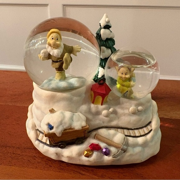 Enesco Other - Enesco Disney Snow White seven dwarfs Musical Snow Globe “Greensleeves" vintage
